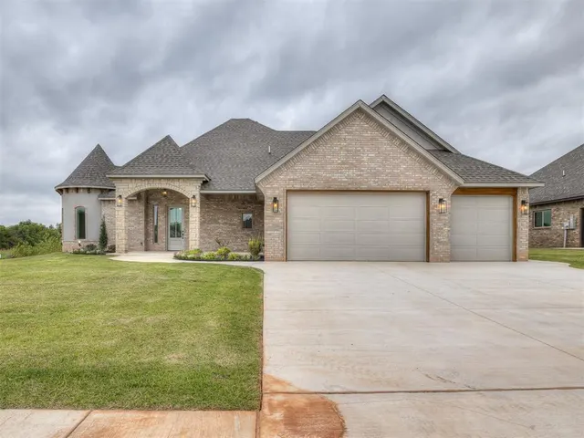 Photo 2 — 2114 W Cole Drive, Mustang, OK 73064