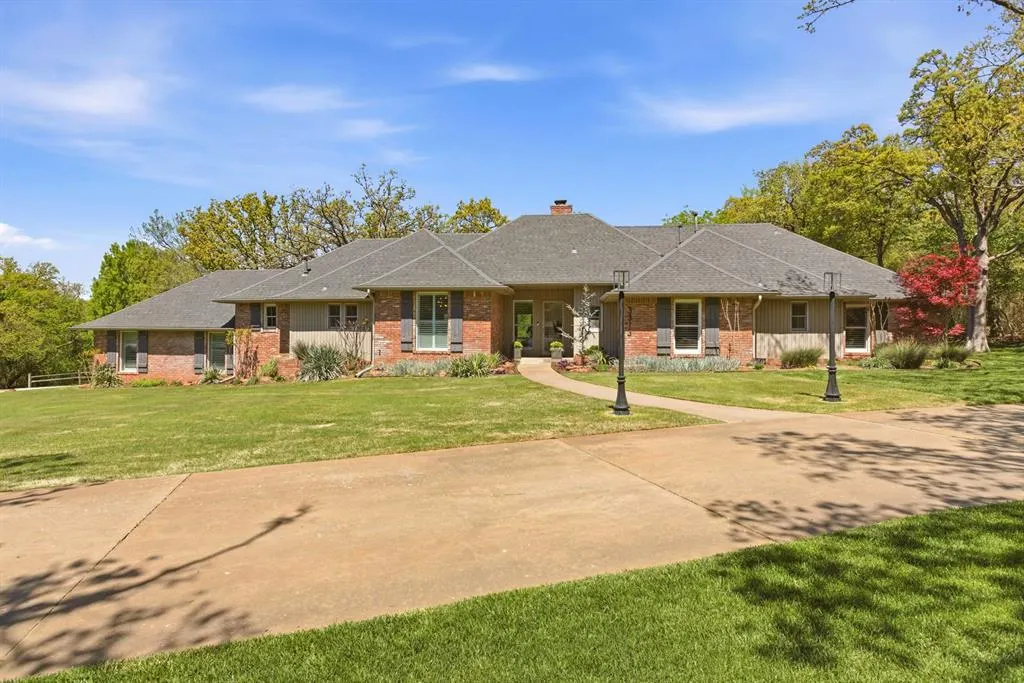Front exterior — 3313 Arrowhead Circle, Edmond, OK 73013