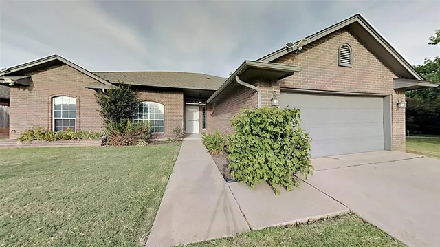 Front exterior — 17309 Platinum Lane, Edmond, OK 73012