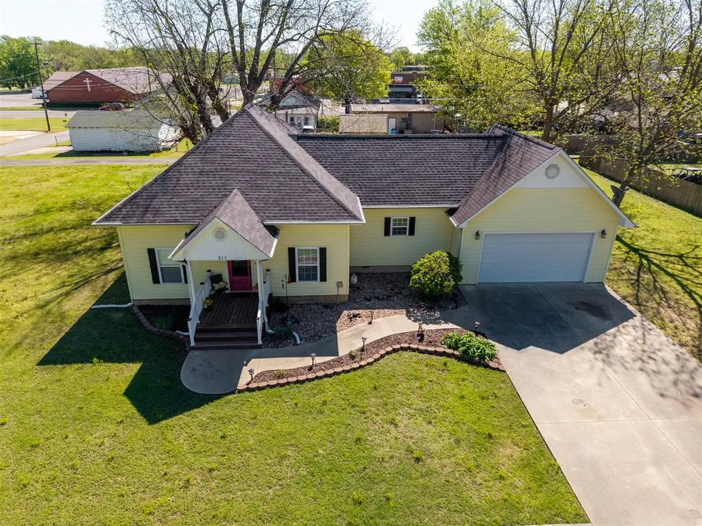 Photo 2 — 311 NW 1st Street, Checotah, OK 74426
