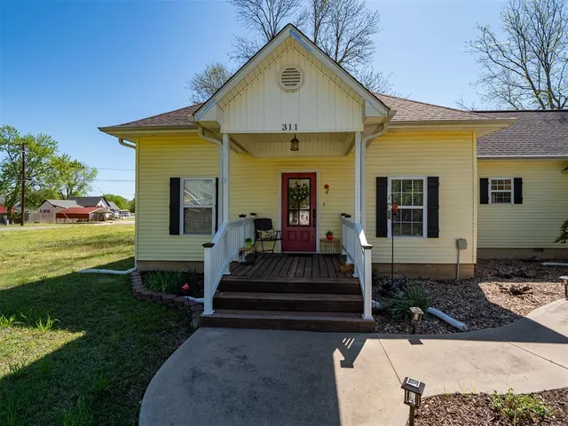 Photo 3 — 311 NW 1st Street, Checotah, OK 74426