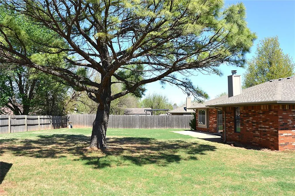 Photo 6 — 105 Lochwood Place, Yukon, OK 73099