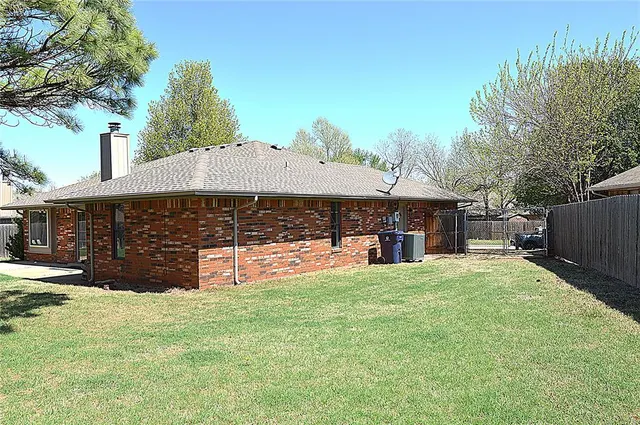 Photo 7 — 105 Lochwood Place, Yukon, OK 73099