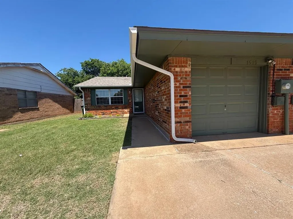 Photo 2 — 1015 Swan Lake Court, Edmond, OK 73003