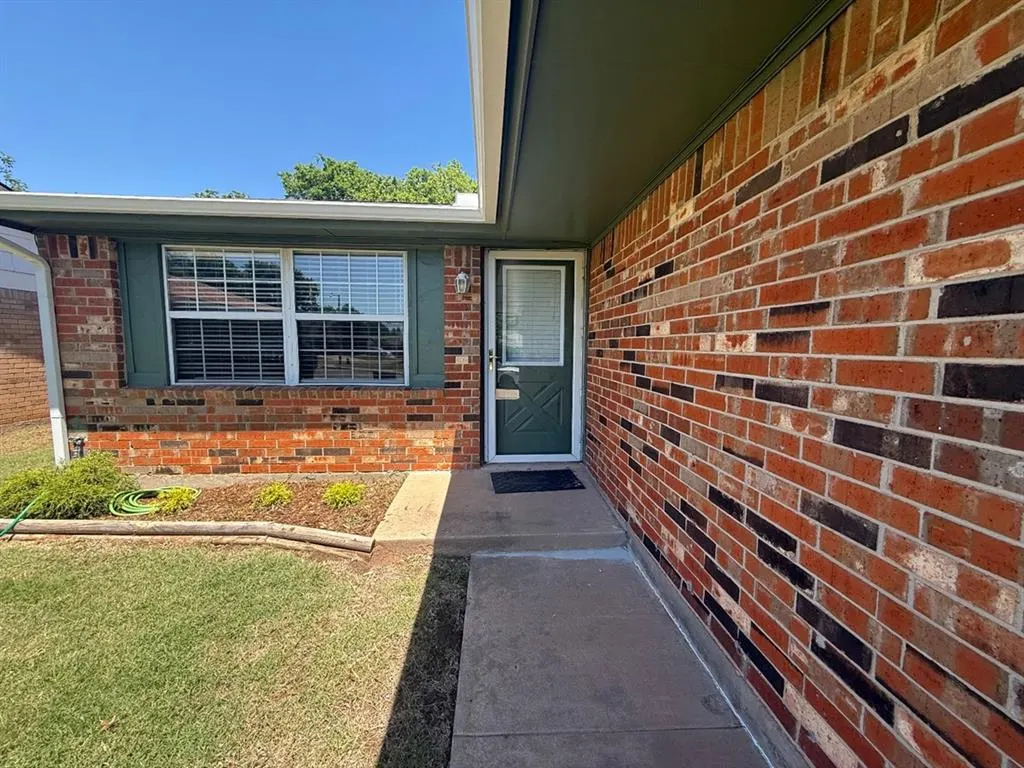 Photo 3 — 1015 Swan Lake Court, Edmond, OK 73003