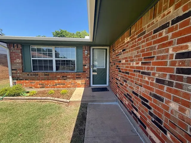 Photo 3 — 1015 Swan Lake Court, Edmond, OK 73003
