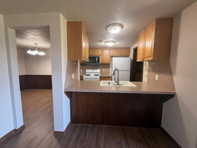 Photo 6 — 1015 Swan Lake Court, Edmond, OK 73003