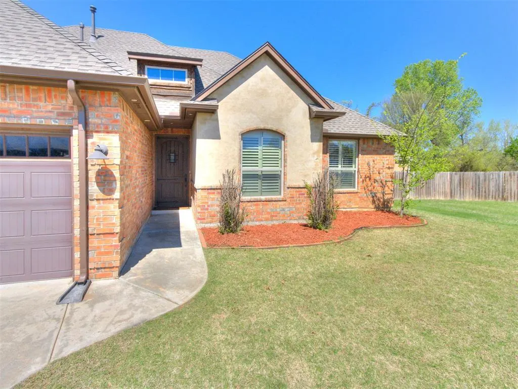Photo 3 — 10915 Sara Court, Midwest City, OK 73130