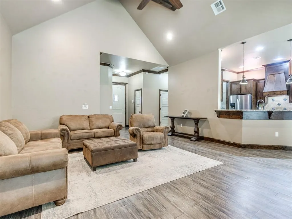 Photo 5 — 10915 Sara Court, Midwest City, OK 73130