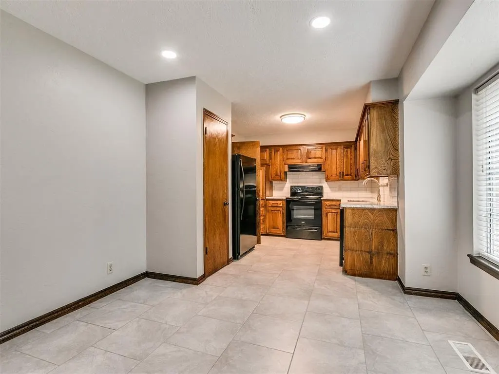 Photo 8 — 1213 Westbrooke Terrace, Norman, OK 73072
