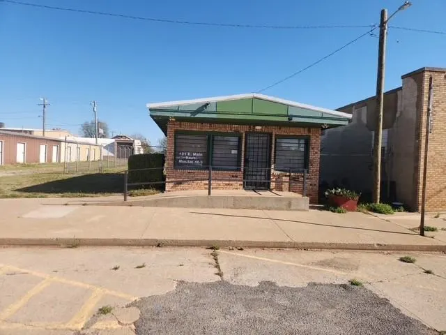 Front exterior — 121 E Main Street, Geary, OK 73040