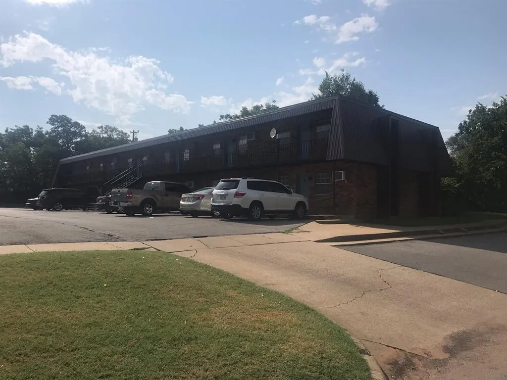 Front exterior — 624 N Broadway Avenue, Weatherford, OK 73096