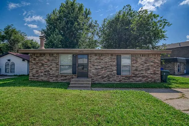 Front exterior — 2264 Donna Drive 1/2, Norman, OK 73071