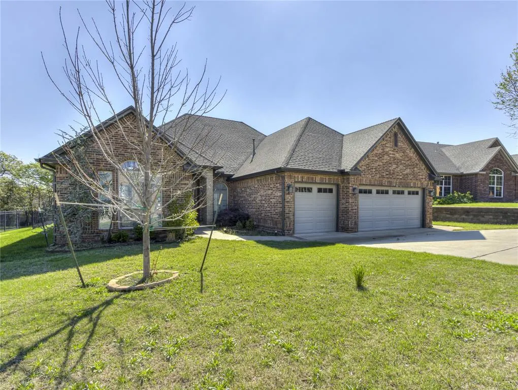 Photo 2 — 402 Windsor Road, Midwest City, OK 73130