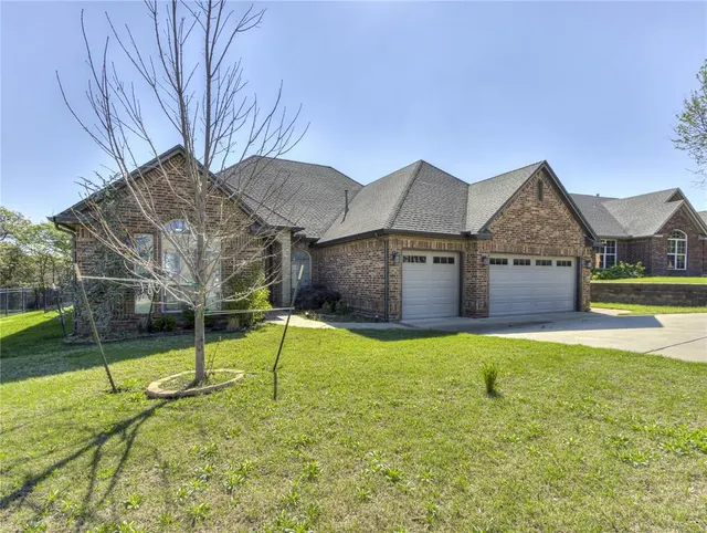 Photo 2 — 402 Windsor Road, Midwest City, OK 73130