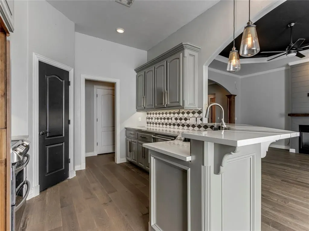 Photo 8 — 402 Windsor Road, Midwest City, OK 73130