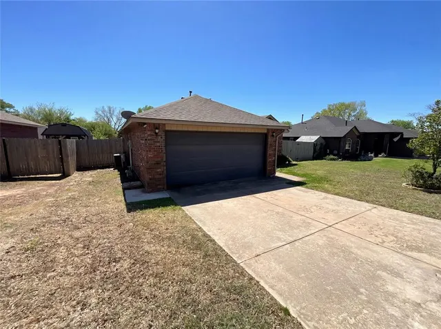 Photo 8 — 504 Woodbriar, Noble, OK 73068