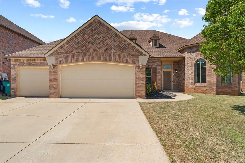 Front exterior — 13617 Keswick Lane, Yukon, OK 73099