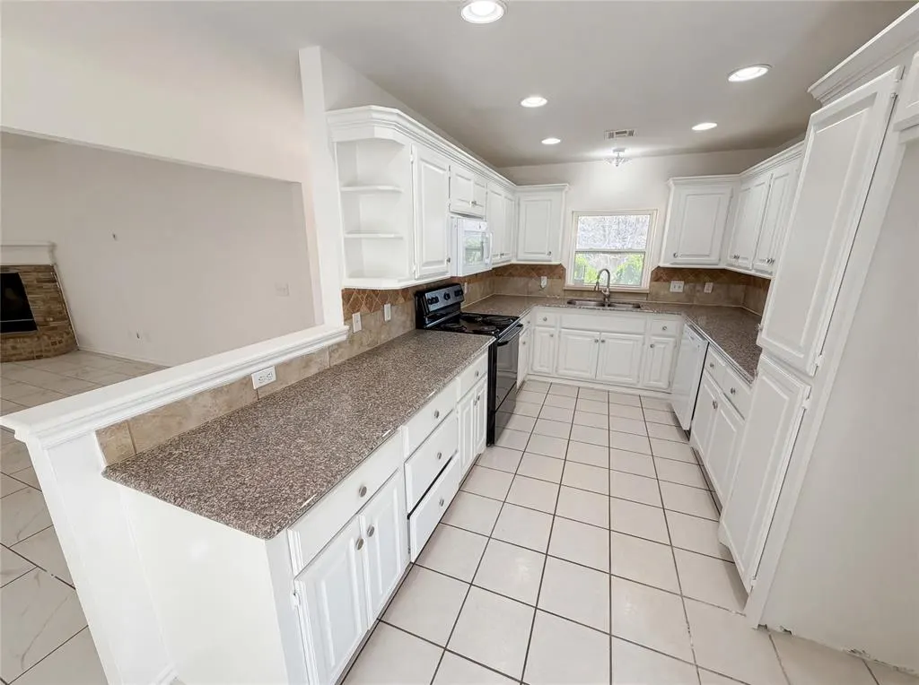 Photo 2 — 12917 Meadows Drive, Oklahoma City, OK 73120