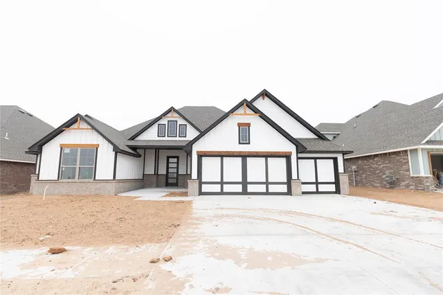 Photo 2 — 11013 NW 90th Street, Yukon, OK 73099