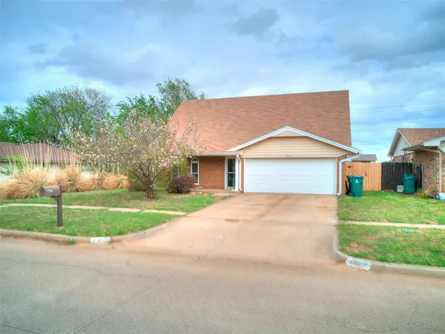Photo 3 — 9208 S Winston Way, Moore, OK 73139