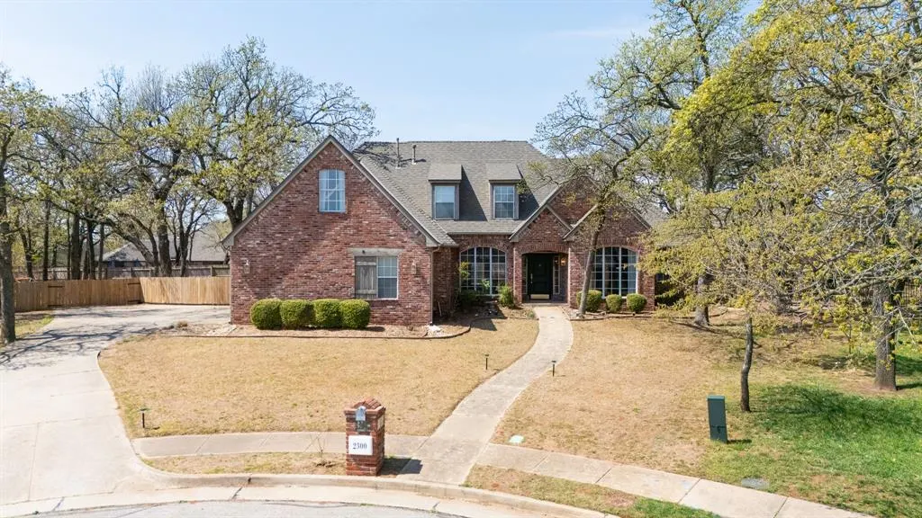 Photo 3 — 2300 Foxwood Circle, Edmond, OK 73034