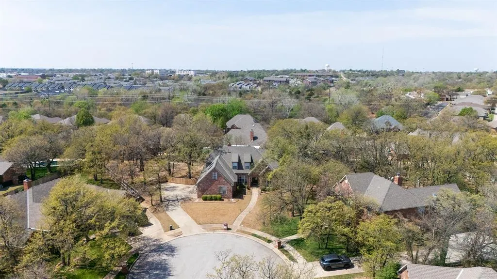 Photo 6 — 2300 Foxwood Circle, Edmond, OK 73034