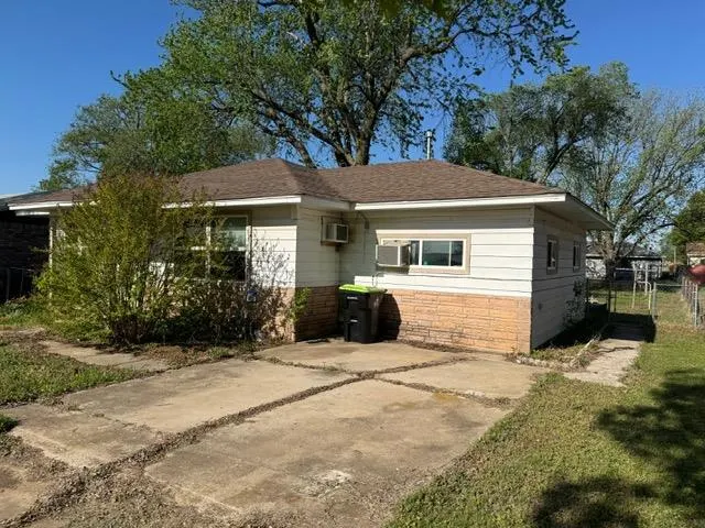 Photo 2 — 407 S Fox Street, Wayne, OK 73095