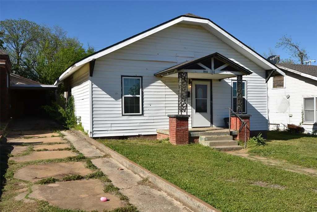 Photo 3 — 218 W Seminole Avenue, Seminole, OK 74868