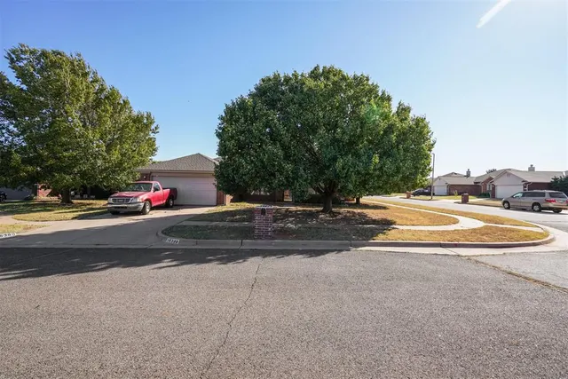Photo 2 — 16300 Seminole Pointe Place, Edmond, OK 73013