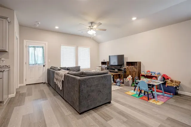 Photo 4 — 10520 SW 41st Place, Yukon, OK 73099