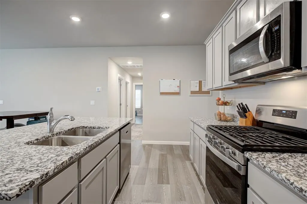 Photo 8 — 10520 SW 41st Place, Yukon, OK 73099