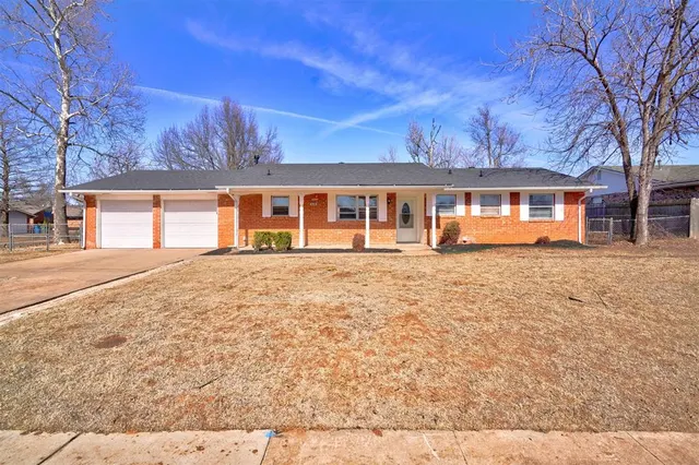 Photo 2 — 629 Parkhurst Terrace, Edmond, OK 73003
