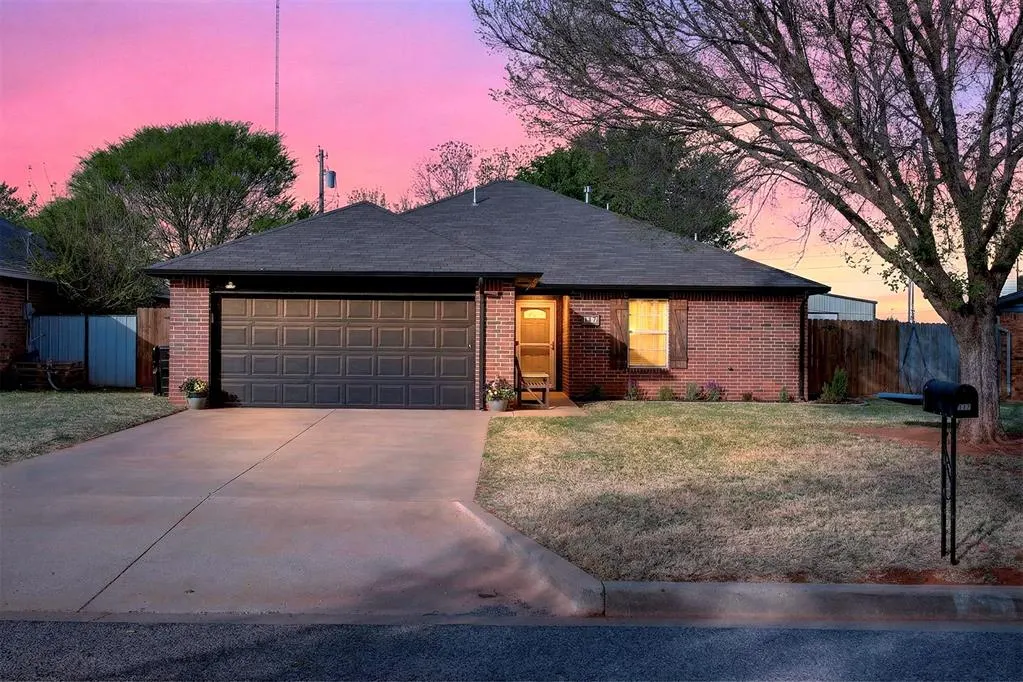 Photo 4 — 117 Meadow Ridge Drive, Elk City, OK 73644