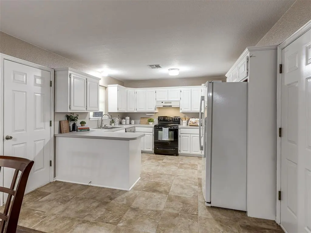 Photo 11 — 105 Eldridge Avenue, Luther, OK 73054
