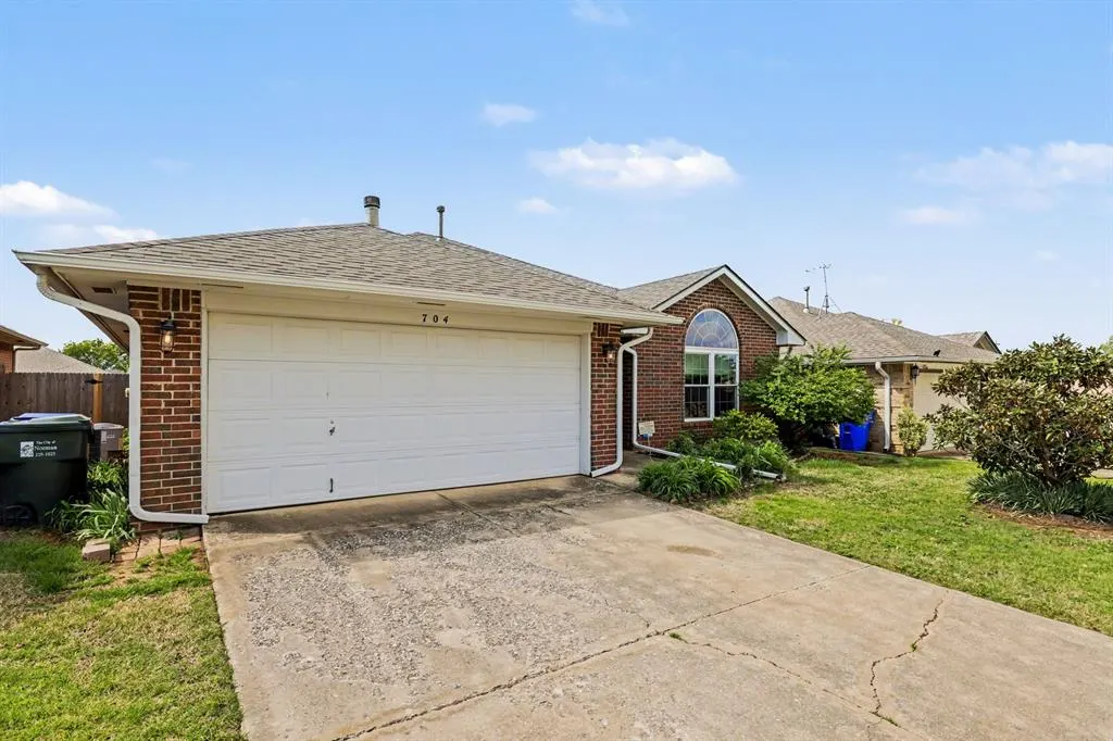 Front exterior — 704 Tioga Circle, Norman, OK 73071
