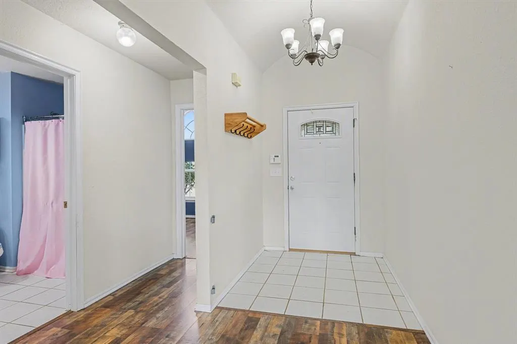 Photo 2 — 704 Tioga Circle, Norman, OK 73071