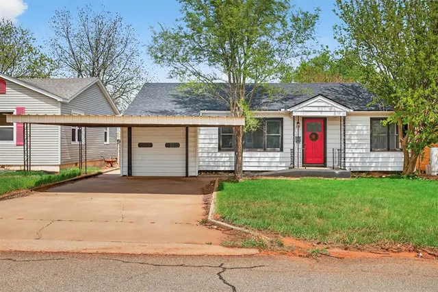 Photo 3 — 415 Eisenhower Boulevard, Elk City, OK 73644