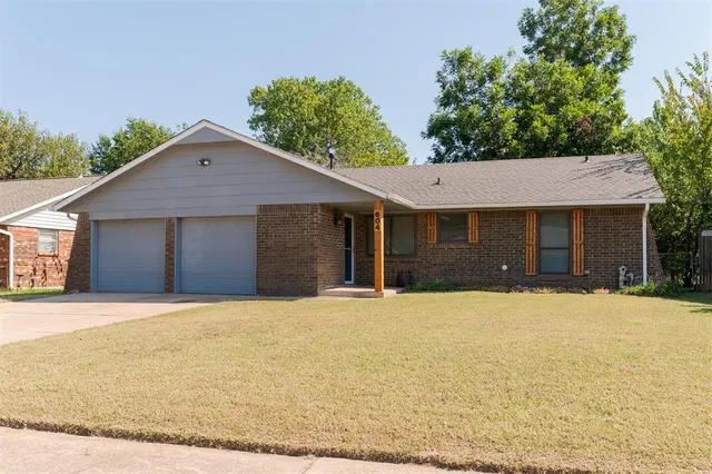 Photo 2 — 604 Howard Court, Edmond, OK 73003