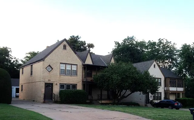 Photo 2 — 839 NW 36th Terrace, Oklahoma City, OK 73118