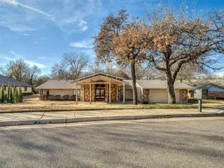 Sold home at 1909 N Mistletoe Lane