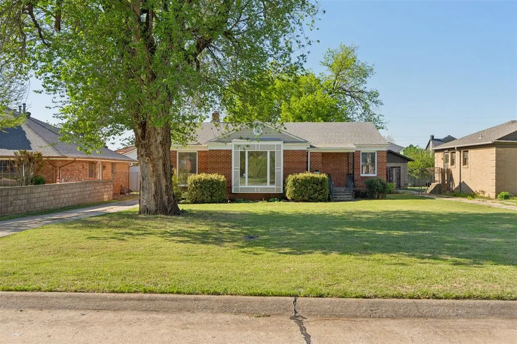 Photo 2 — 1102 Fenwick Place, Nichols Hills, OK 73116