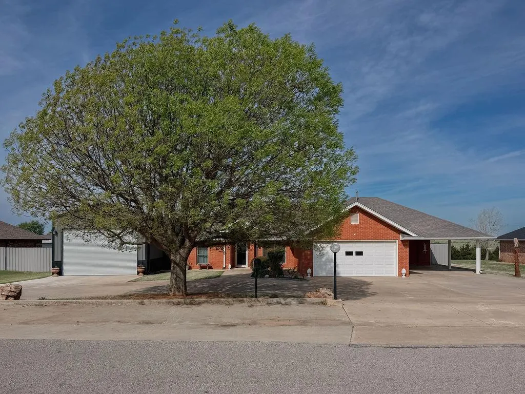 Photo 2 — 1024 N Marion Avenue, Hinton, OK 73047
