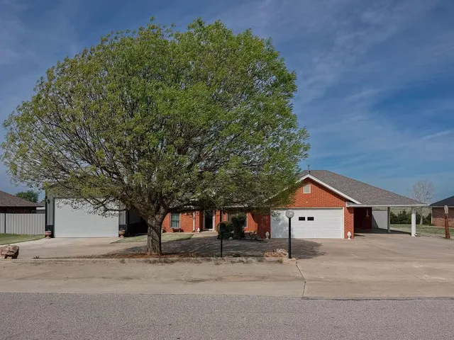 Photo 2 — 1024 N Marion Avenue, Hinton, OK 73047