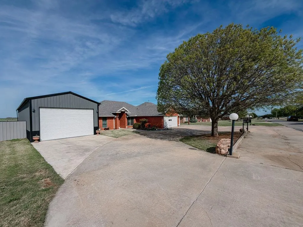 Photo 3 — 1024 N Marion Avenue, Hinton, OK 73047