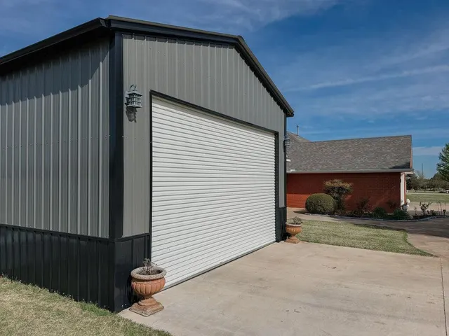Photo 4 — 1024 N Marion Avenue, Hinton, OK 73047