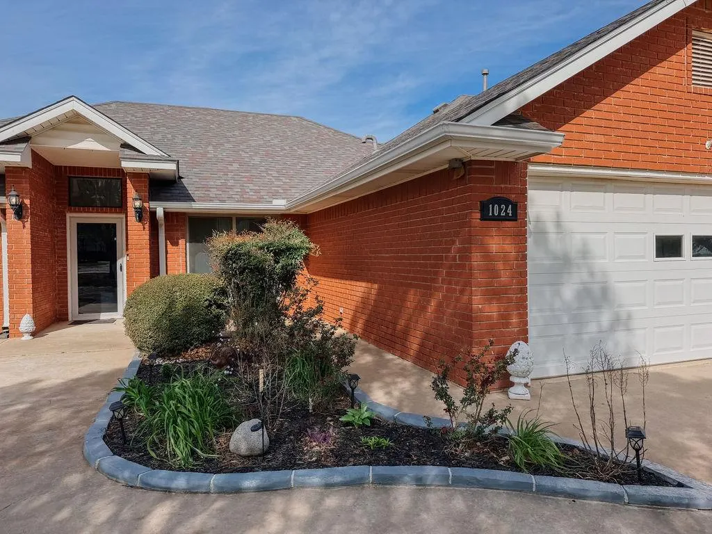 Photo 5 — 1024 N Marion Avenue, Hinton, OK 73047