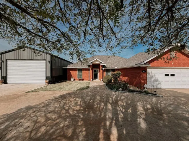 Photo 6 — 1024 N Marion Avenue, Hinton, OK 73047