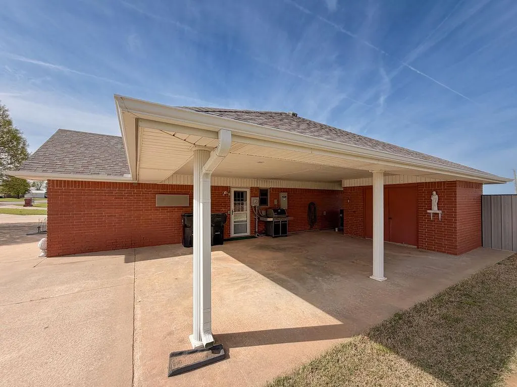 Photo 7 — 1024 N Marion Avenue, Hinton, OK 73047
