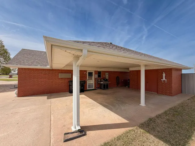 Photo 7 — 1024 N Marion Avenue, Hinton, OK 73047